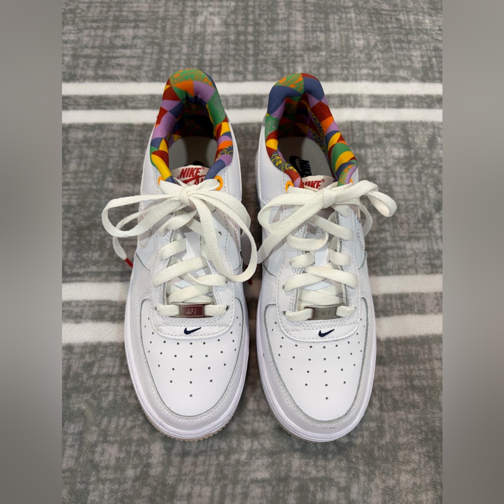 AIR FORCE 1 LOW LV8 GS WHITE PLAYFUL PRINT
Women’s size 8.5